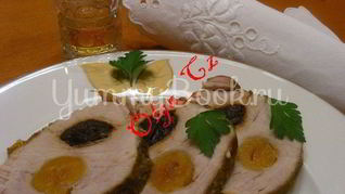 Свиная вырезка, фаршированная курагой и черносливом