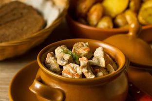 Свинина с грибами, тушенная в сметане