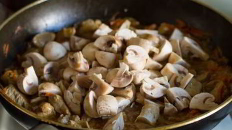 свинина с грибами, тушенная в сметане