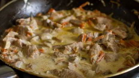 свинина с грибами, тушенная в сметане