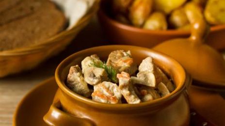 свинина с грибами, тушенная в сметане