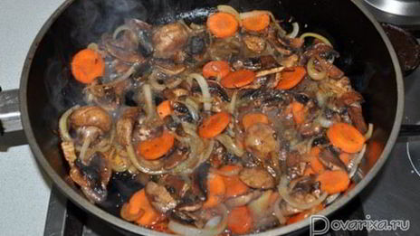 свинина с зеленой фасолью и грибами