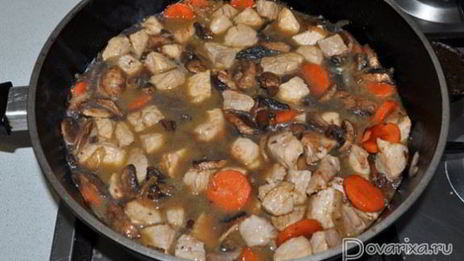 свинина с зеленой фасолью и грибами