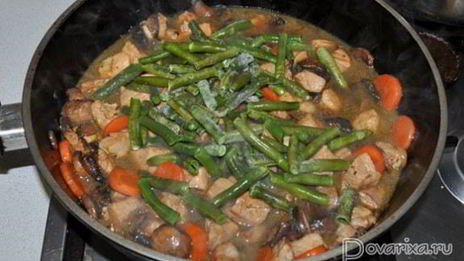 свинина с зеленой фасолью и грибами