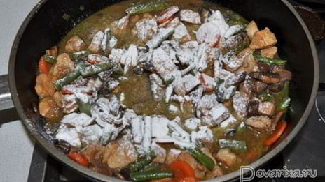 свинина с зеленой фасолью и грибами