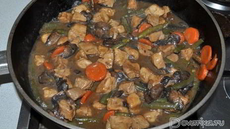 свинина с зеленой фасолью и грибами