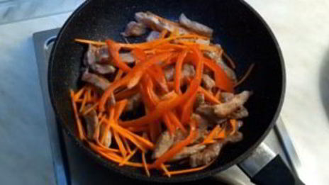 свинина, жаренная с овощами и сливами