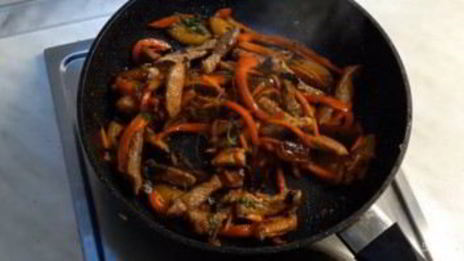 свинина, жаренная с овощами и сливами