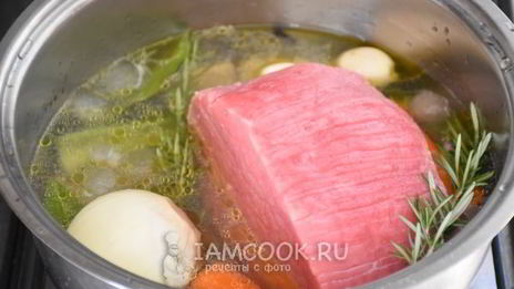 телятина под соусом из тунца