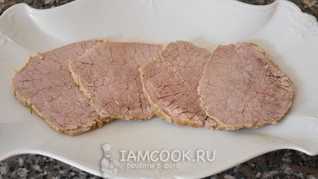 телятина под соусом из тунца