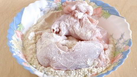 тушеный кролик с лисичками и сухофруктами