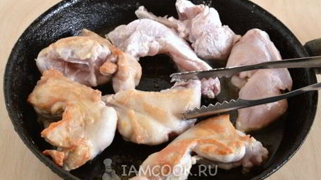 тушеный кролик с лисичками и сухофруктами