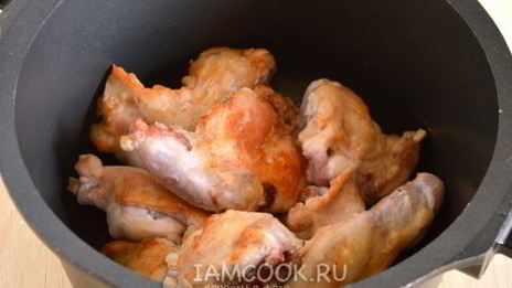 тушеный кролик с лисичками и сухофруктами