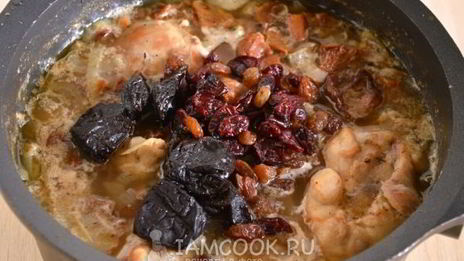 тушеный кролик с лисичками и сухофруктами