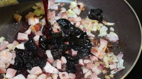 утиные ножки с красной капустой