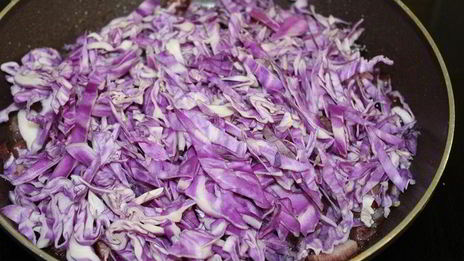 утиные ножки с красной капустой