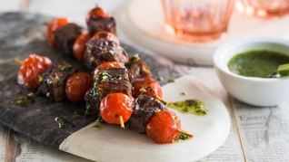 Закуска из ростбифа с помидорами черри и песто