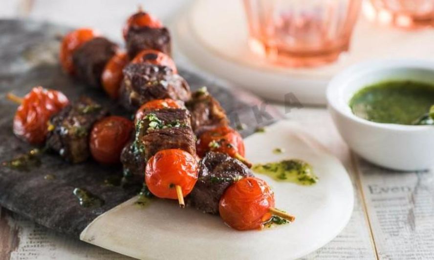 Рецепт закуска из ростбифа с помидорами черри и песто