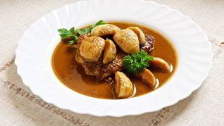 Жареная индейка с яблоками в кленовом соусе