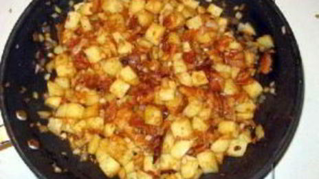 жареная колбаса с картофелем