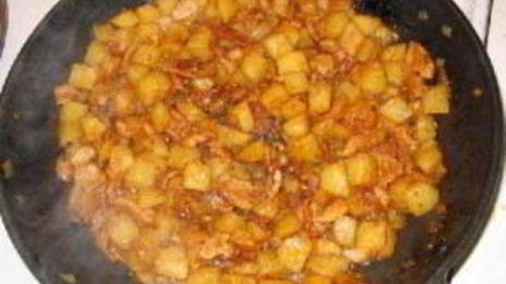 жареная колбаса с картофелем