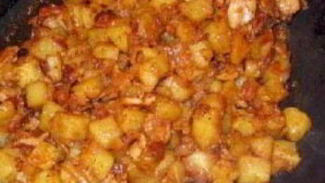 жареная колбаса с картофелем