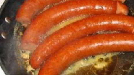 жареная колбаса с картофелем