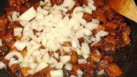 жареная колбаса с картофелем