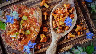 Жареная корейка с гарниром из тыквы и лисичек