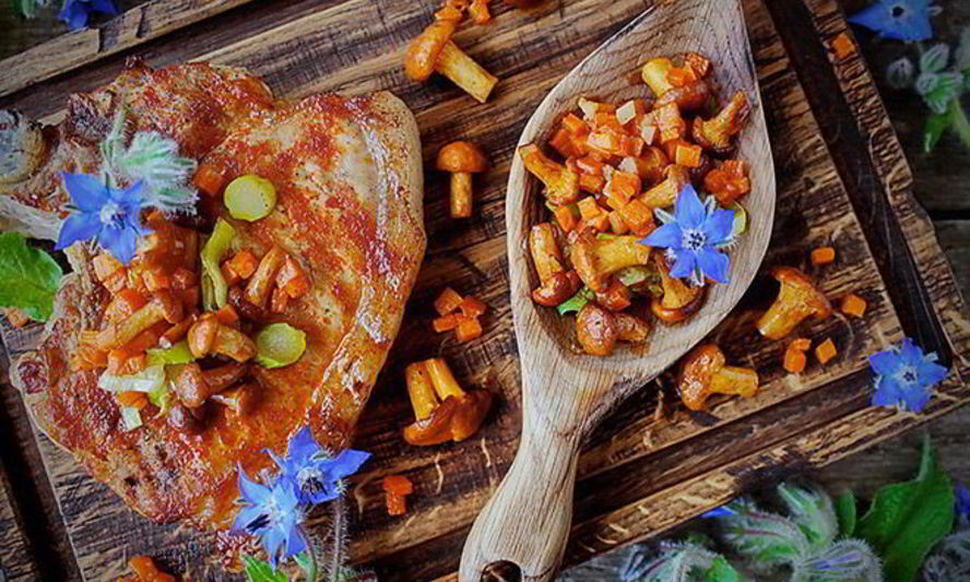 Рецепт жареная корейка с гарниром из тыквы и лисичек