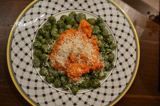 Ньокки из шпината и рикотты с томатным соусом