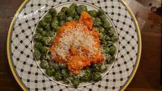 Ньокки из шпината и рикотты с томатным соусом