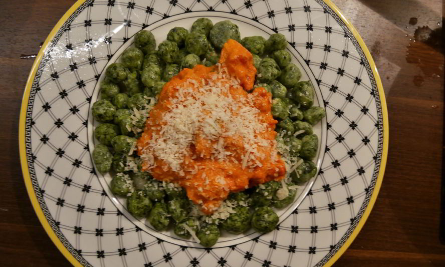 Рецепт ньокки из шпината и рикотты с томатным соусом