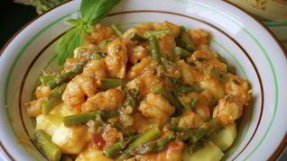 Ньокки с креветками и спаржей