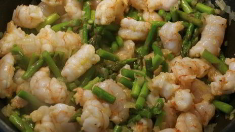 ньокки с креветками и спаржей