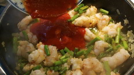 ньокки с креветками и спаржей