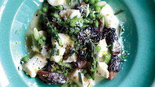 Ньокки со сморчками в соусе из голубого сыра