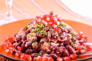 Фасоль с гранатом и орехами