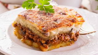 Греческая мусака с баклажанами и говяжьим фаршем