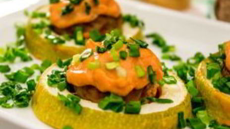 кабачки с фаршем в сметанно-томатном соусе