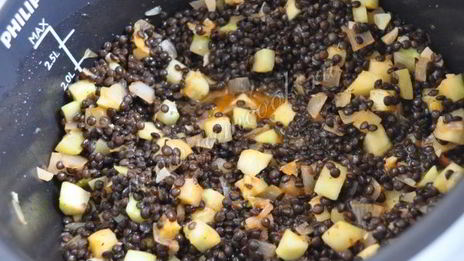 кабачки тушеные в морковном соке c чечевицей