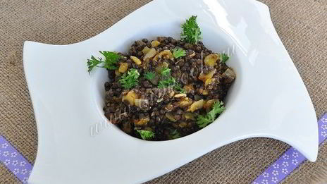 кабачки тушеные в морковном соке c чечевицей