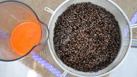 кабачки тушеные в морковном соке c чечевицей