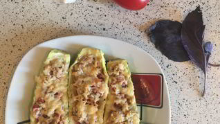 Кабачок, фаршированный грибами