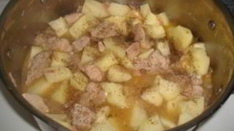 картофель, тушенный со свининой