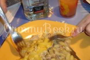 Картофель запеченный с мясом и грибами в сметане