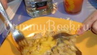 Картофель запеченный с мясом и грибами в сметане