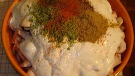 картофель запеченный с мясом и грибами в сметане