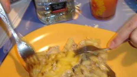 картофель запеченный с мясом и грибами в сметане