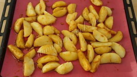 картофельные дольки, запеченные с чесноком и соевым соусом